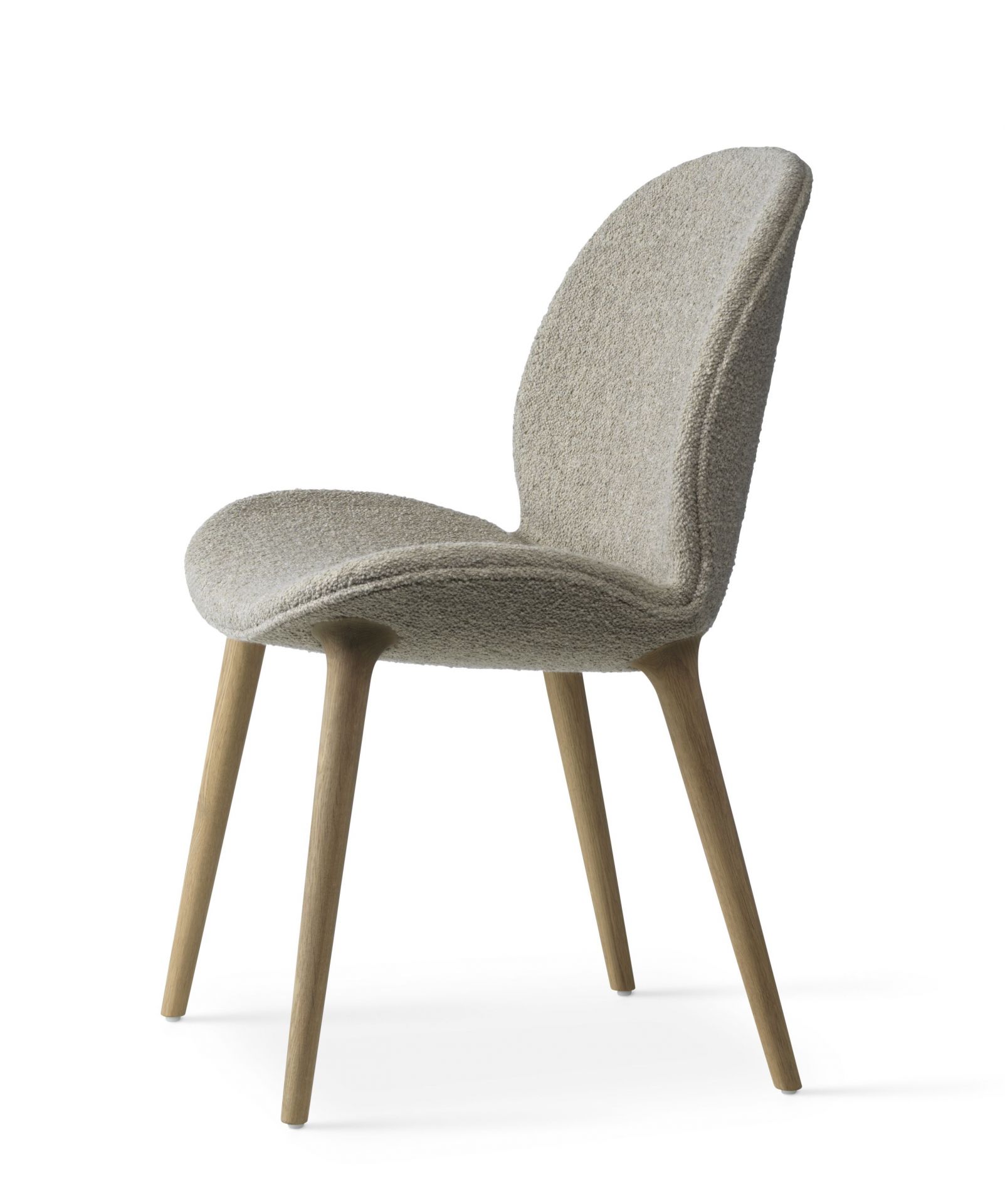 Vipp Lodge Stuhl mit beigem Bouclé-Bezug und hellen Holzbeinen, modernes Möbeldesign.